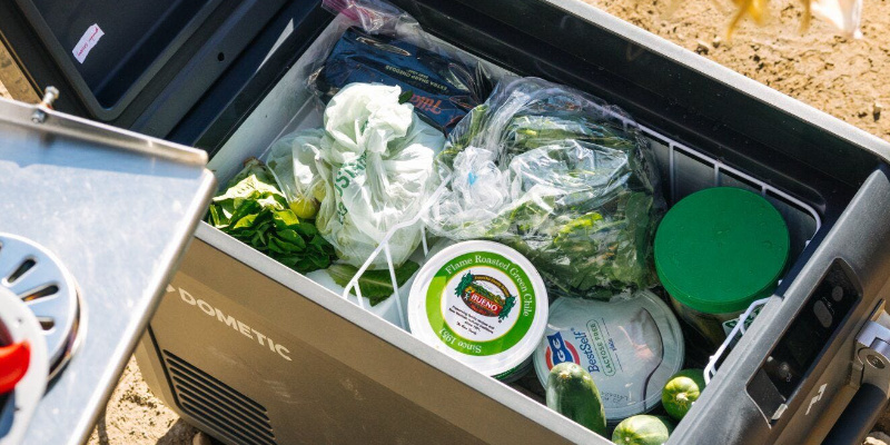 Автомобильный холодильник CFX5 35 Dometic с продуктами